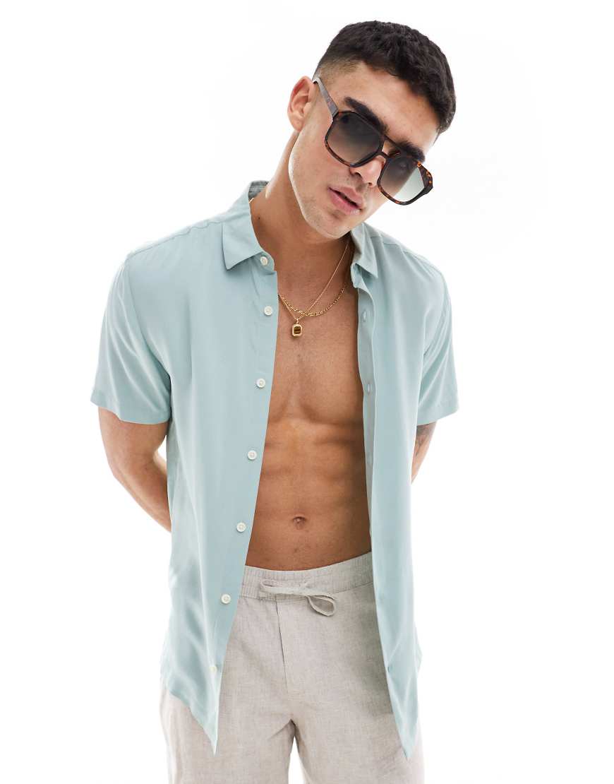 ASOS DESIGN - Kurzärmliges Viskose-Hemd in Salbeigrün mit normalem Schnitt ASOS DESIGN - Kurzärmliges Viskose-Hemd in Salbeigrün mit normalem Schnitt von ASOS DESIGN