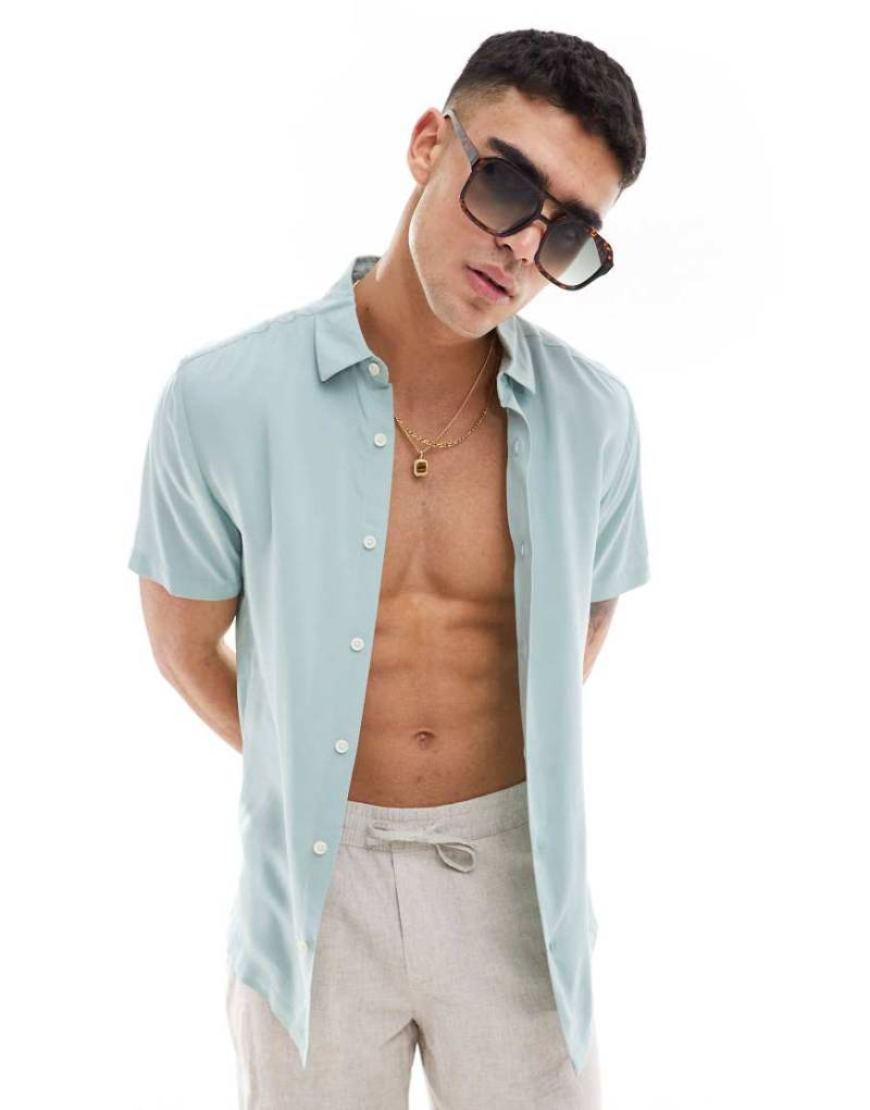 ASOS DESIGN - Kurzärmliges Viskose-Hemd in Salbeigrün mit normalem Schnitt von ASOS DESIGN