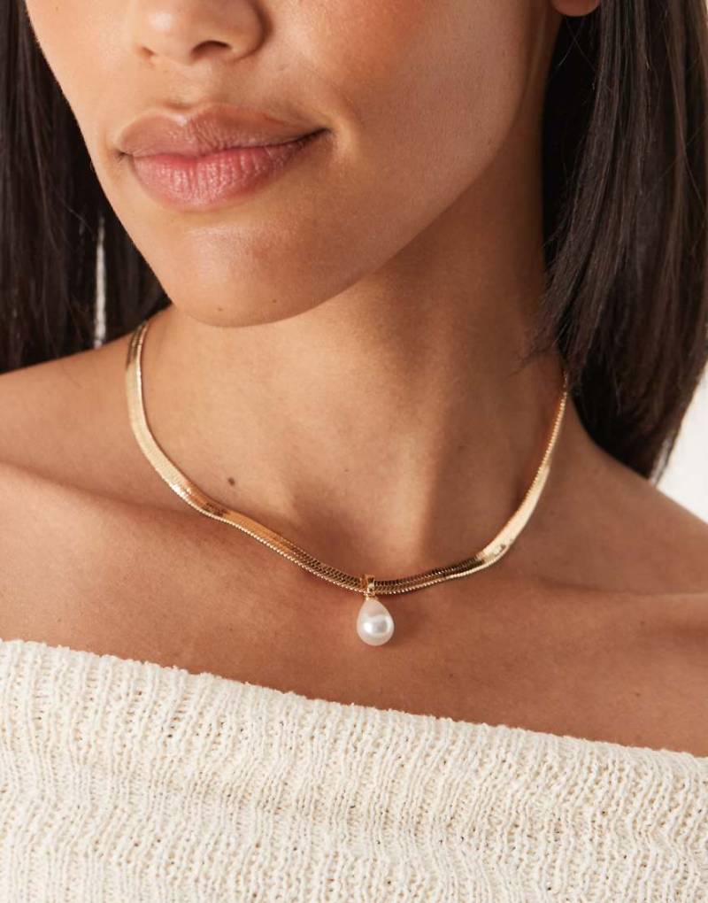 ASOS DESIGN - Kurze, flache Halskette in Goldton mit Kunstperlen-Anhänger-Goldfarben von ASOS DESIGN