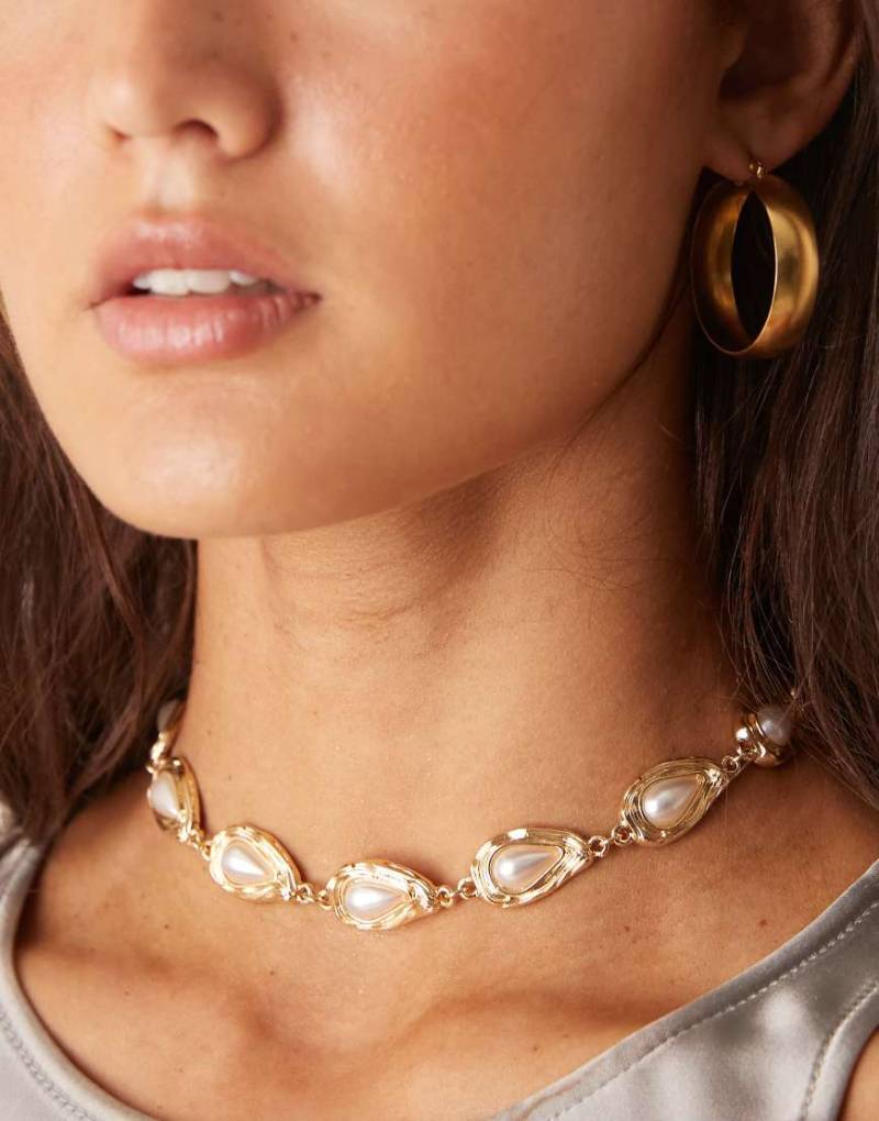 ASOS DESIGN - Kurze, goldfarbene Halskette mit eingefassten Kunstperlen von ASOS DESIGN