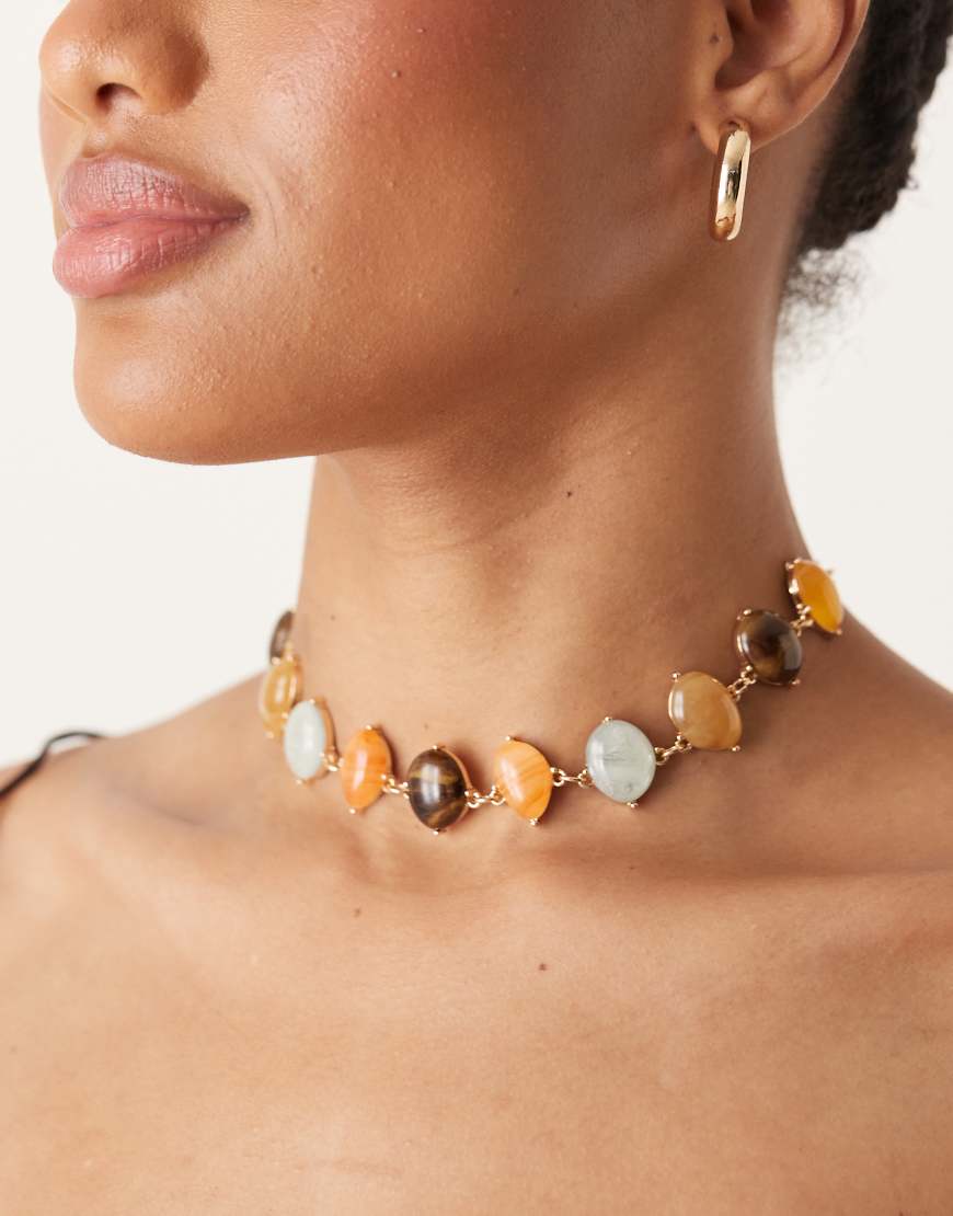 ASOS DESIGN - Kurze, goldfarbene Halskette mit eingefassten Schmucksteinen-Bunt von ASOS DESIGN