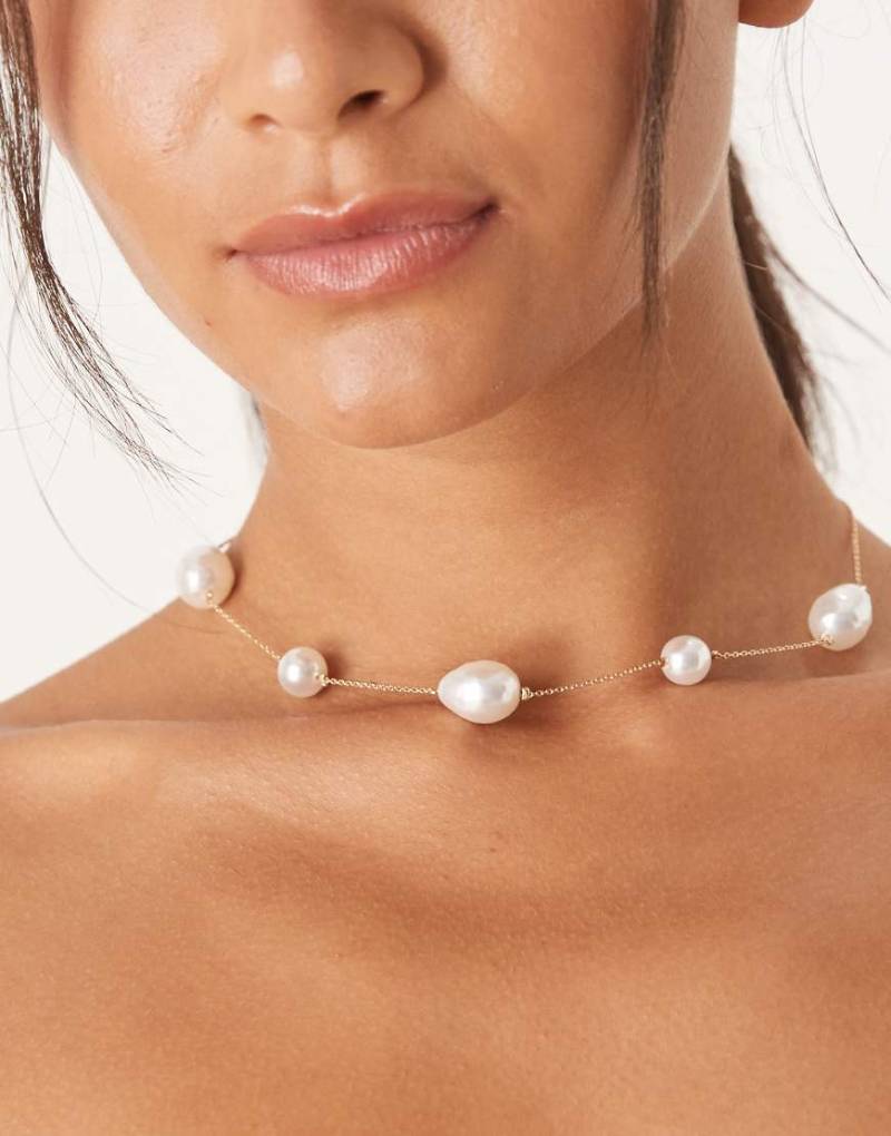 ASOS DESIGN - Kurze, goldfarbene Halskette mit großen Kunstperlen von ASOS DESIGN