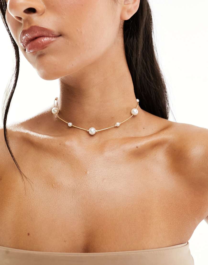 ASOS DESIGN - Kurze, goldfarbene Halskette mit unterschiedlich großen Kunstperlen von ASOS DESIGN
