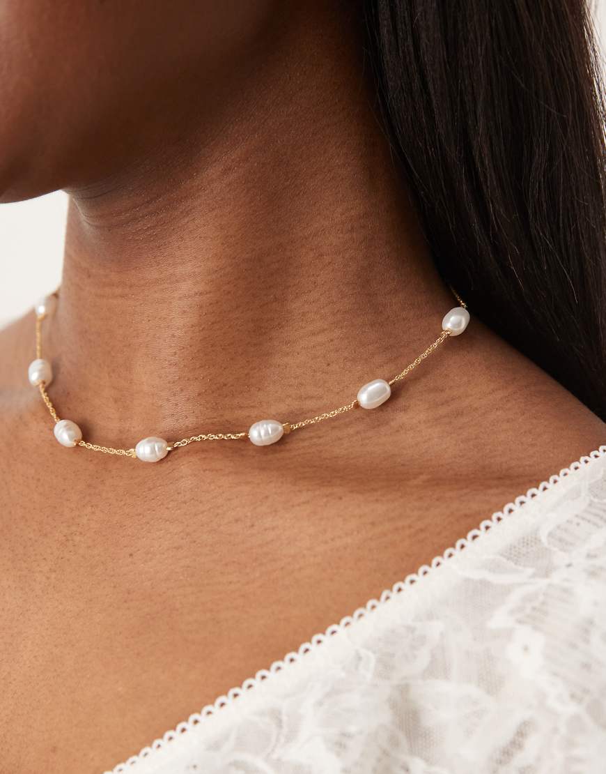 ASOS DESIGN - Kurze, goldfarbene Halskette mit unterschiedlich großen Kunstperlen von ASOS DESIGN