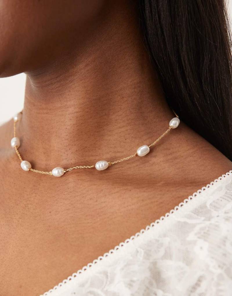 ASOS DESIGN - Kurze, goldfarbene Halskette mit unterschiedlich großen Kunstperlen von ASOS DESIGN