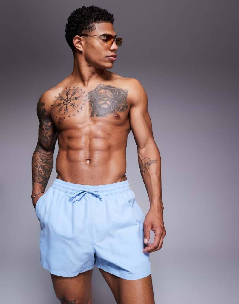ASOS DESIGN - Kurze Badeshorts in Blau von ASOS DESIGN