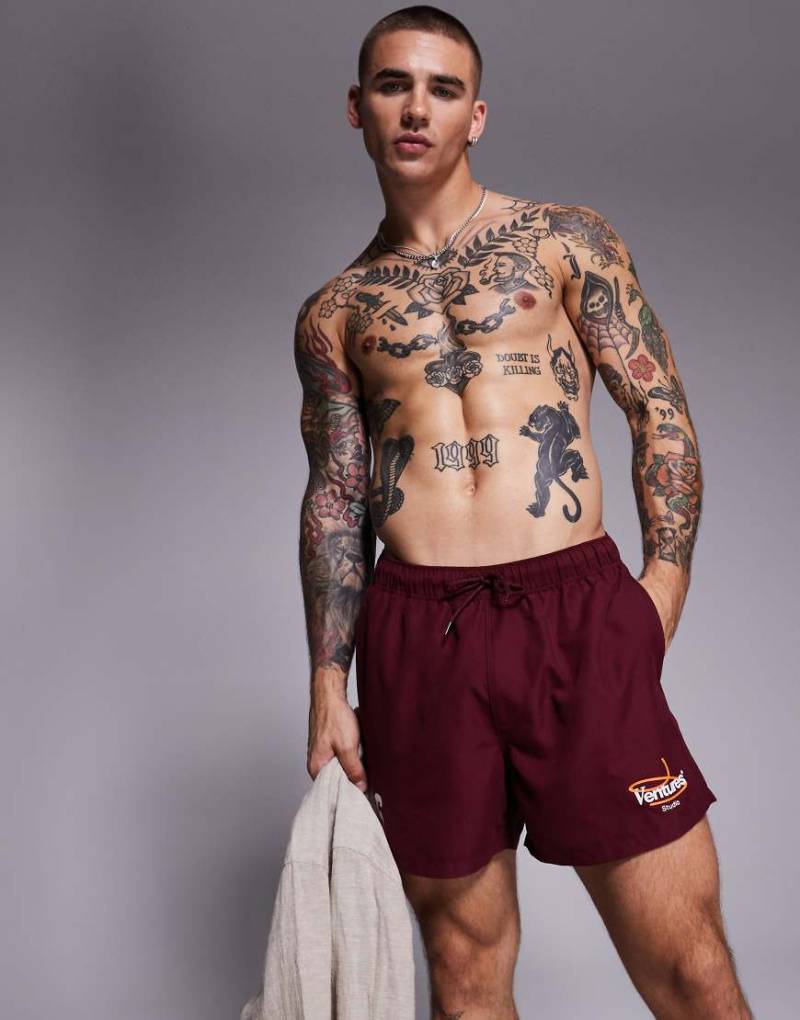 ASOS DESIGN - Kurze Badeshorts in Burgunderrot mit Placement-Print von ASOS DESIGN