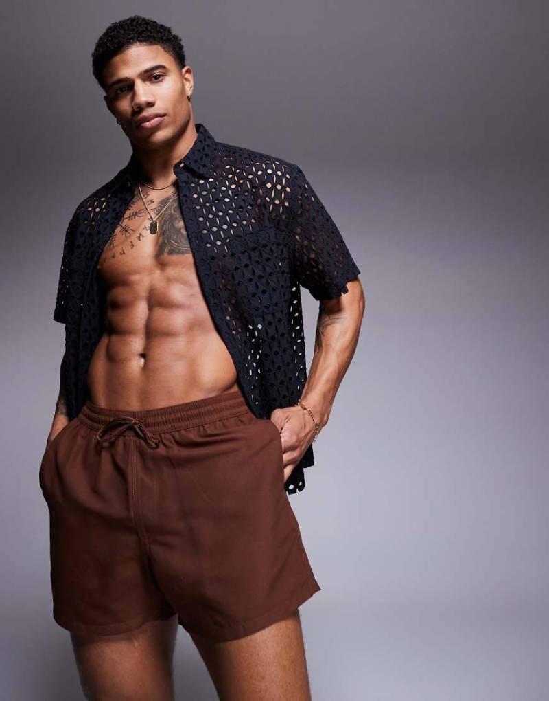 ASOS DESIGN - Kurze Badeshorts in Dunkelbraun von ASOS DESIGN