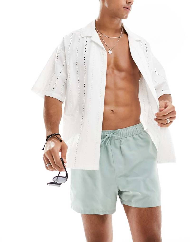 ASOS DESIGN - Kurze Badeshorts in Entenei-Grün von ASOS DESIGN