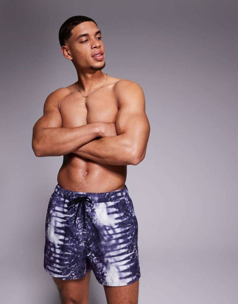 ASOS DESIGN - Kurze Badeshorts in Marineblau mit Animal-Print-Schwarz von ASOS DESIGN