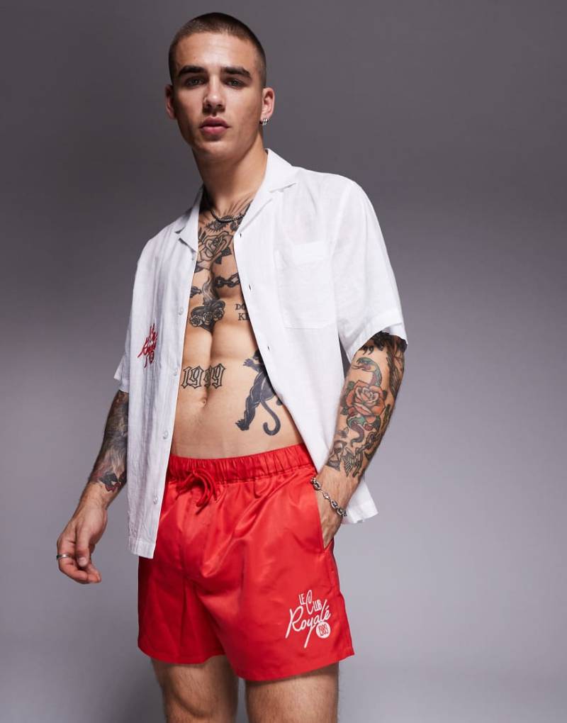 ASOS DESIGN - Kurze Badeshorts in Rot mit weißer Strickerei, Kombiteil von ASOS DESIGN