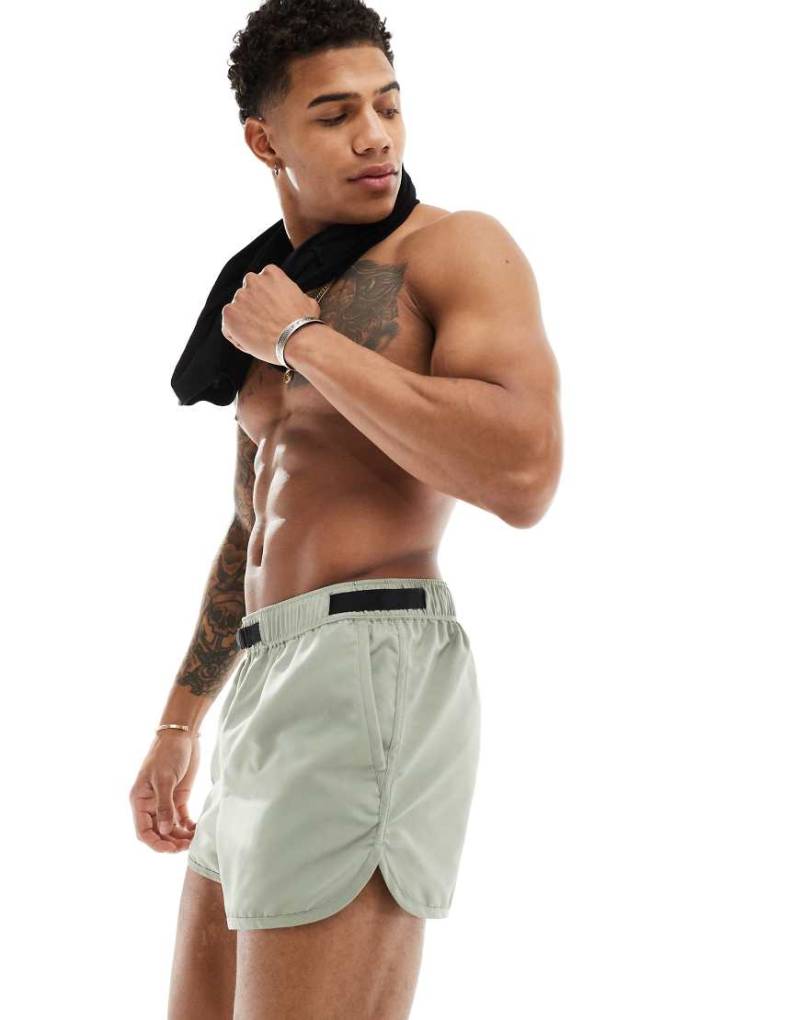 ASOS DESIGN - Kurze Badeshorts in Salbeigrün mit Webgürtel ASOS DESIGN - Kurze Badeshorts in Salbeigrün mit Webgürtel von ASOS DESIGN