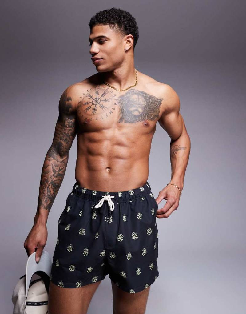 ASOS DESIGN - Kurze Badeshorts in Schwarz mit Algen-Print von ASOS DESIGN