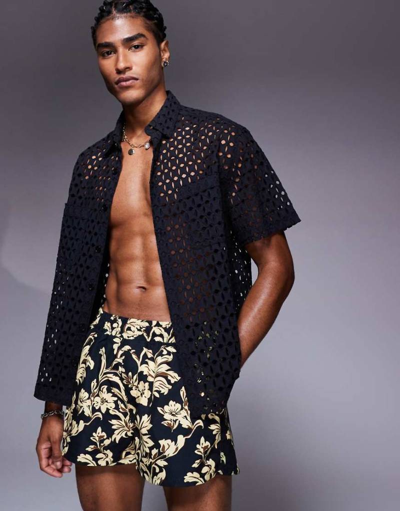 ASOS DESIGN - Kurze Badeshorts in Schwarz mit Blumenmuster-Braun von ASOS DESIGN