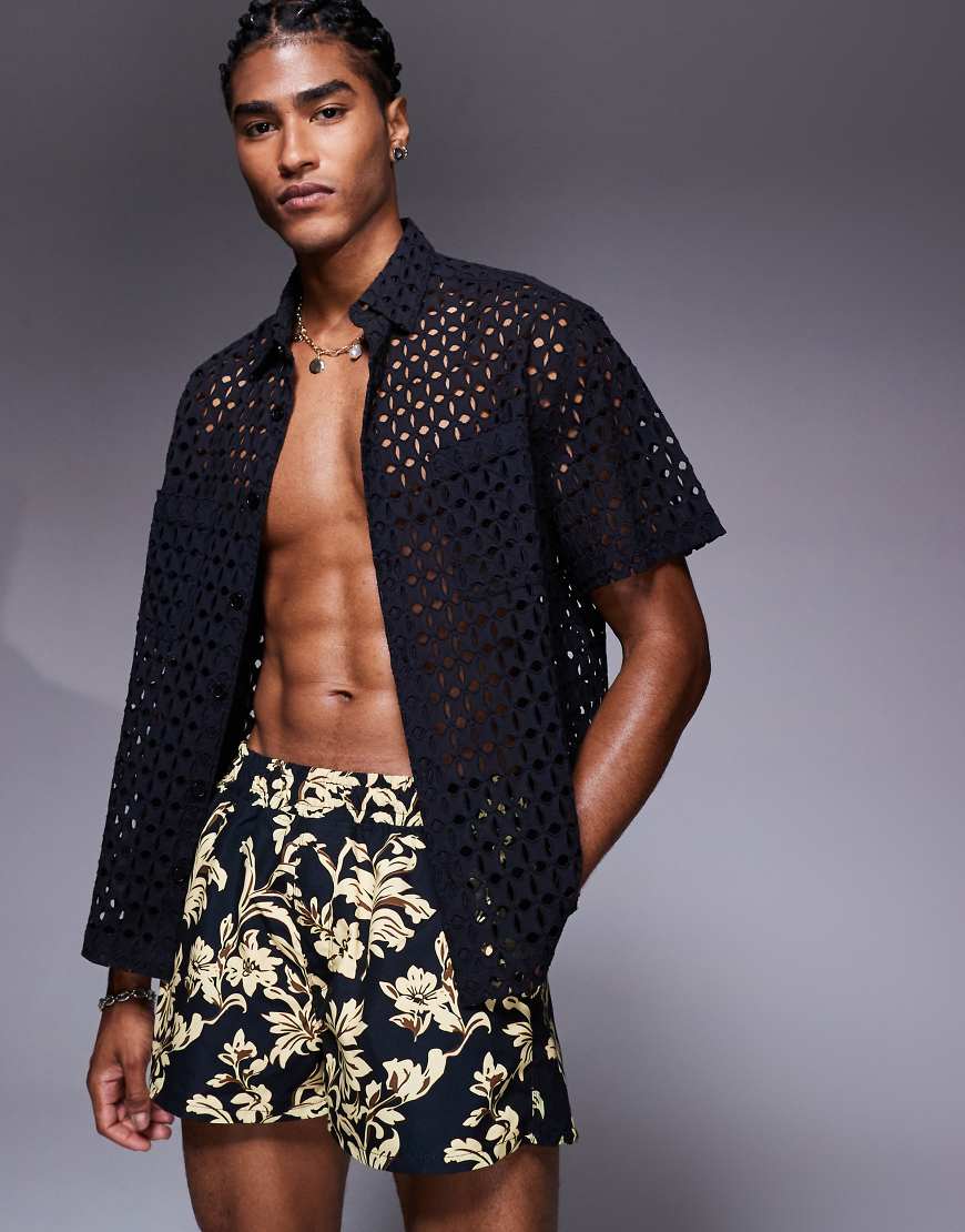 ASOS DESIGN - Kurze Badeshorts in Schwarz mit Blumenmuster-Braun ASOS DESIGN - Kurze Badeshorts in Schwarz mit Blumenmuster-Braun von ASOS DESIGN