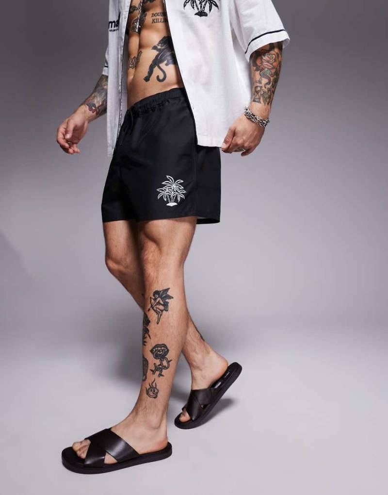 ASOS DESIGN - Kurze Badeshorts in Schwarz mit Palmen-Stickerei, Kombiteil von ASOS DESIGN