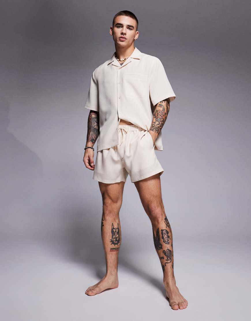 ASOS DESIGN - Kurze Badeshorts in steinbeiger Leinenoptik, Kombiteil-Neutral von ASOS DESIGN