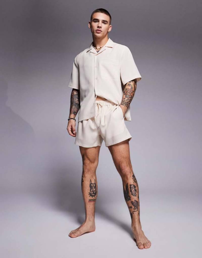 ASOS DESIGN - Kurze Badeshorts in steinbeiger Leinenoptik, Kombiteil-Neutral von ASOS DESIGN