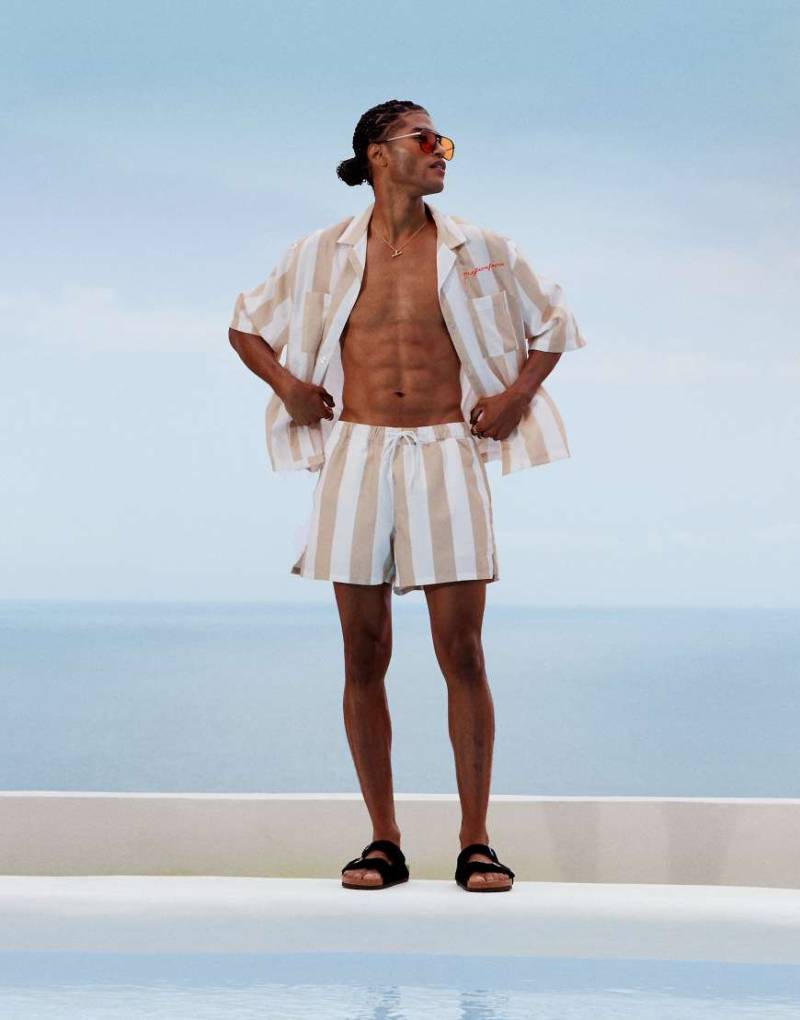 ASOS DESIGN - Kurze Badeshorts mit Streifen in neutraler Farbe, Kombiteil von ASOS DESIGN