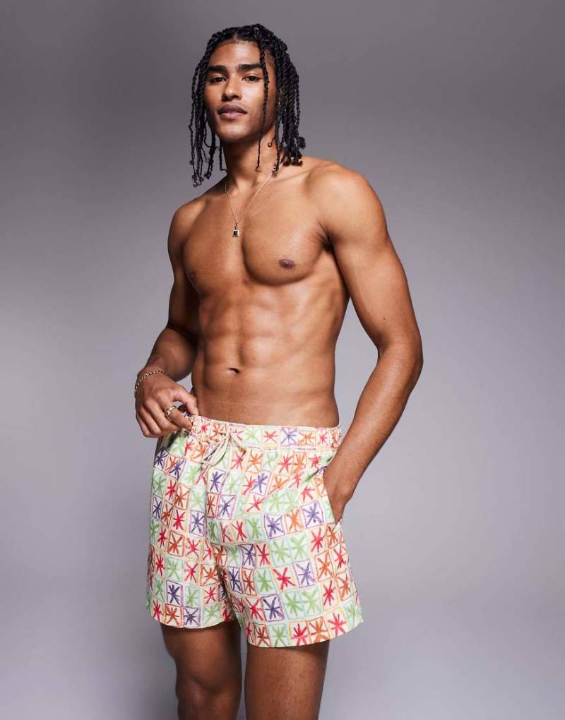 ASOS DESIGN - Kurze Badeshorts mit buntem Muster-Gelb von ASOS DESIGN