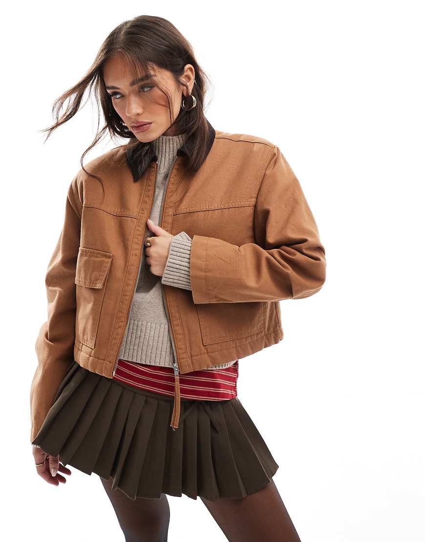 ASOS DESIGN - Kurze Canvas-Jacke in Kaffeebraun mit Taschen von ASOS DESIGN