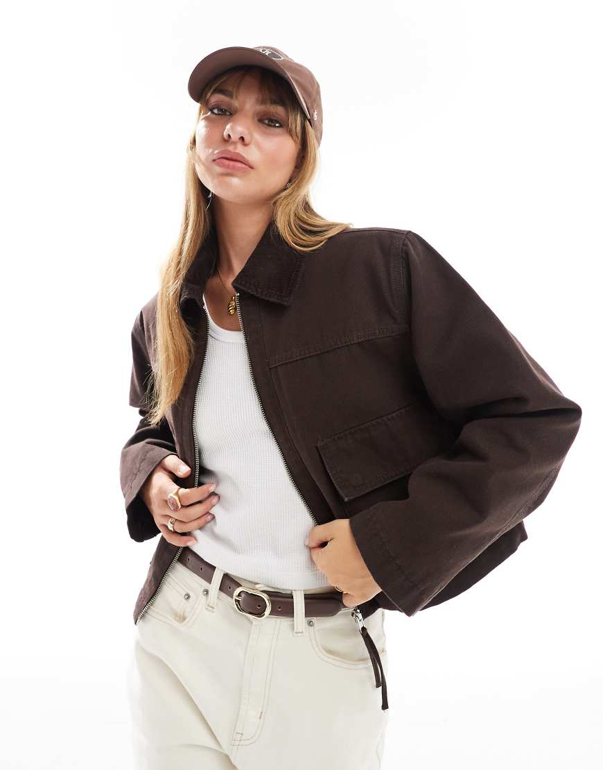 ASOS DESIGN - Kurze Canvas-Jacke in Schokobraun mit Taschen ASOS DESIGN - Kurze Canvas-Jacke in Schokobraun mit Taschen von ASOS DESIGN