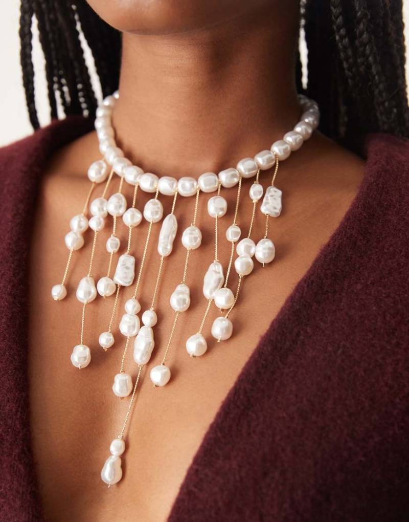 ASOS DESIGN - Kurze Halskette in Goldoptik mit Wasserfall-Design mit Kunstperlen-Goldfarben von ASOS DESIGN