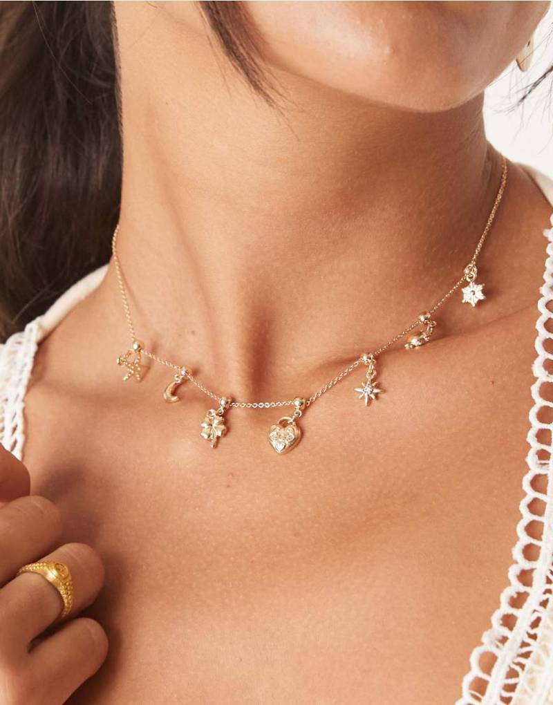 ASOS DESIGN - Kurze Halskette in Goldoptik mit bunten Anhängern-Goldfarben von ASOS DESIGN