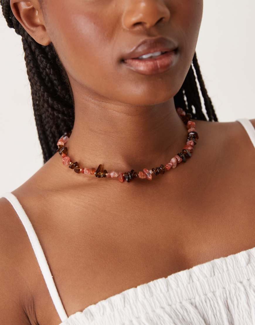 ASOS DESIGN - Kurze Halskette in Rot mit Schmucksteinen in Splitter-Optik von ASOS DESIGN