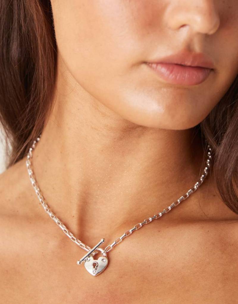ASOS DESIGN - Kurze Halskette in Silber-Optik mit Herzanhänger mit T-Steg von ASOS DESIGN