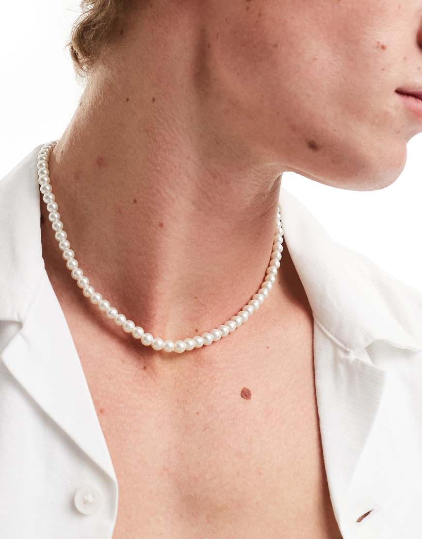 ASOS DESIGN - Kurze Halskette mit 6 mm großen Kunstperlen aus Glas in Weiß ASOS DESIGN - Kurze Halskette mit 6 mm großen Kunstperlen aus Glas in Weiß von ASOS DESIGN