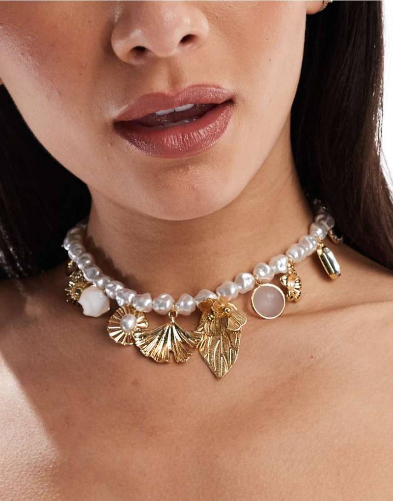 ASOS DESIGN - Kurze Halskette mit Kunstperlen und Anhängern-Goldfarben von ASOS DESIGN