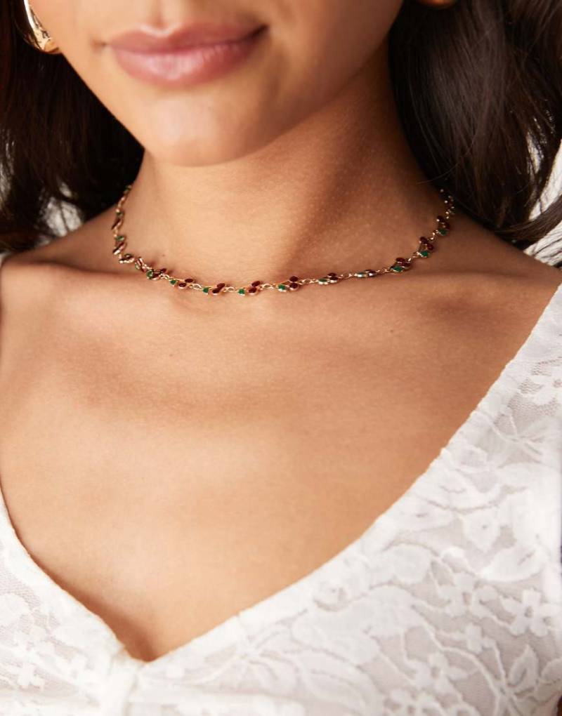 ASOS DESIGN - Kurze Halskette mit glitzernden Kirsch-Verzierungen in Goldoptik-Rot von ASOS DESIGN