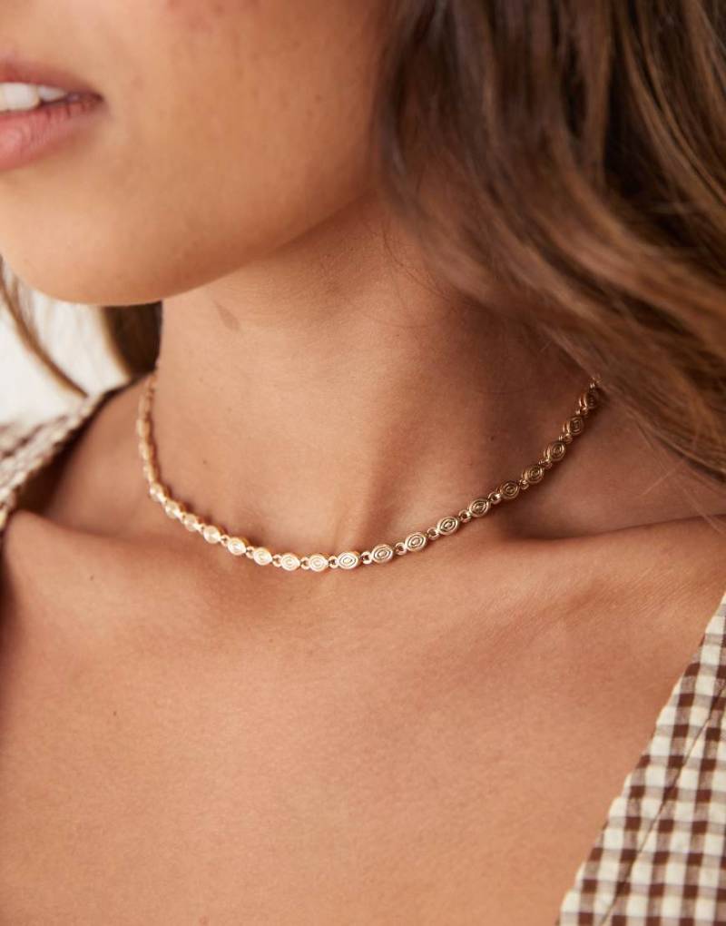 ASOS DESIGN - Kurze Halskette mit kleinen Muschelgliedern-Goldfarben von ASOS DESIGN