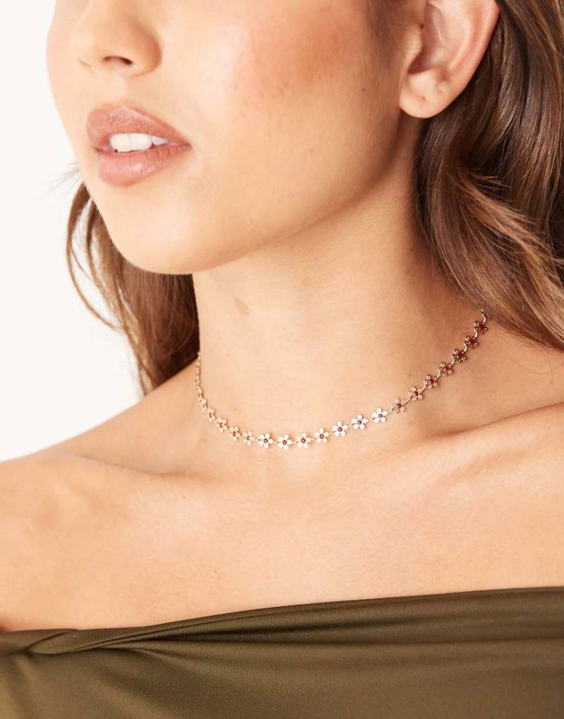 ASOS DESIGN - Kurze Halskette in Gold-Optik mit emaillierten Blumendetails in Burgunderrot von ASOS DESIGN