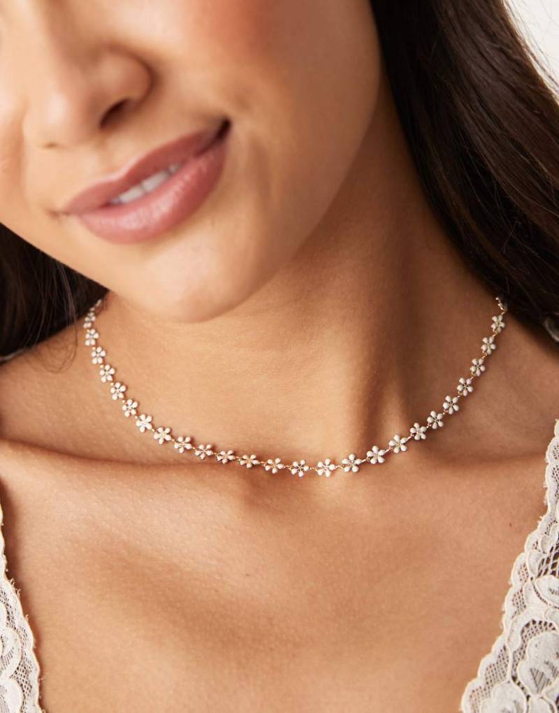 ASOS DESIGN - Kurze Halskette mit kleinen blumenförmigen Kettengliedern in Weiß von ASOS DESIGN