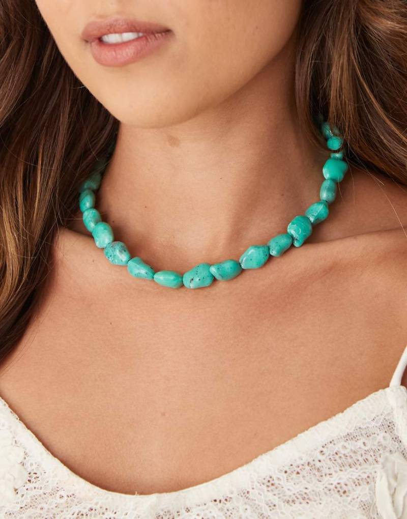 ASOS DESIGN - Kurze Halskette mit klobigen Schmucksteinen in Blau von ASOS DESIGN