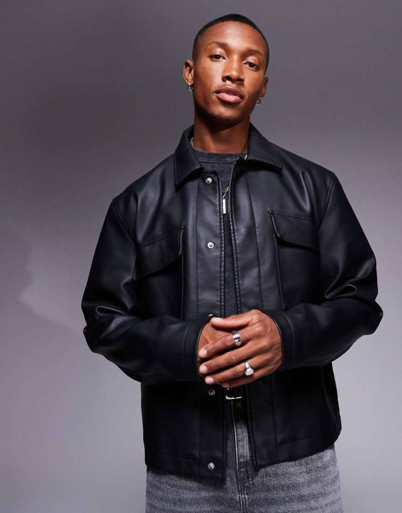 ASOS DESIGN - Kurze Harrington-Jacke aus Kunstleder in Schwarz mit Oversize-Passform und Taschen von ASOS DESIGN