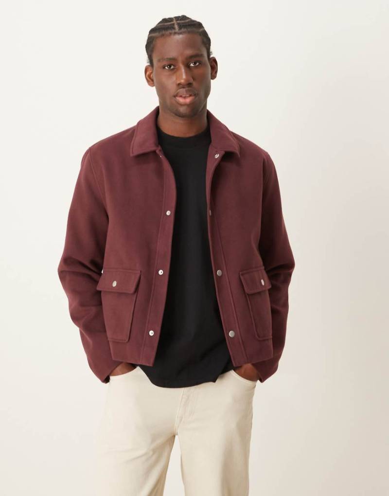 ASOS DESIGN - Kurze Harrington-Jacke in Wolloptik in Burgunderrot-Schwarz von ASOS DESIGN