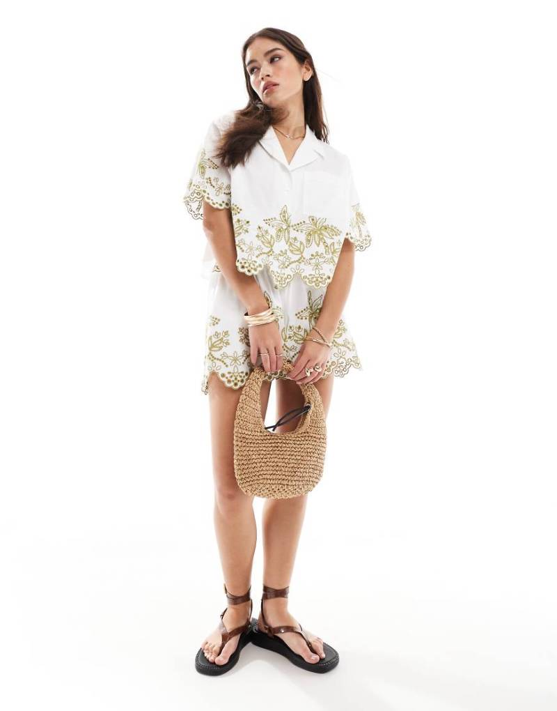 ASOS DESIGN - Kurze Hemdbluse in Weiß mit Palmenstickerei, Kombiteil-Grün von ASOS DESIGN