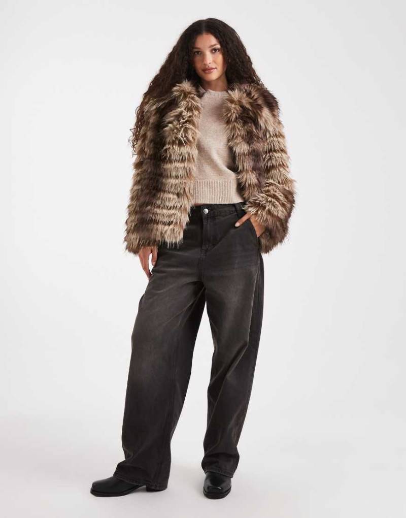 ASOS DESIGN - Kurze Jacke aus Kunstpelz-Streifenbahnen in Braun-Brown von ASOS DESIGN