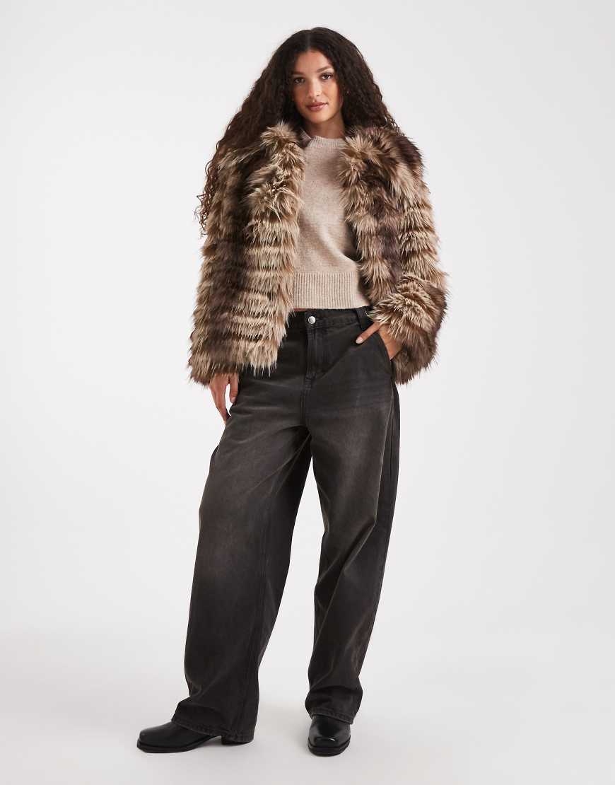 ASOS DESIGN - Kurze Jacke aus Kunstpelz-Streifenbahnen in Braun-Brown von ASOS DESIGN