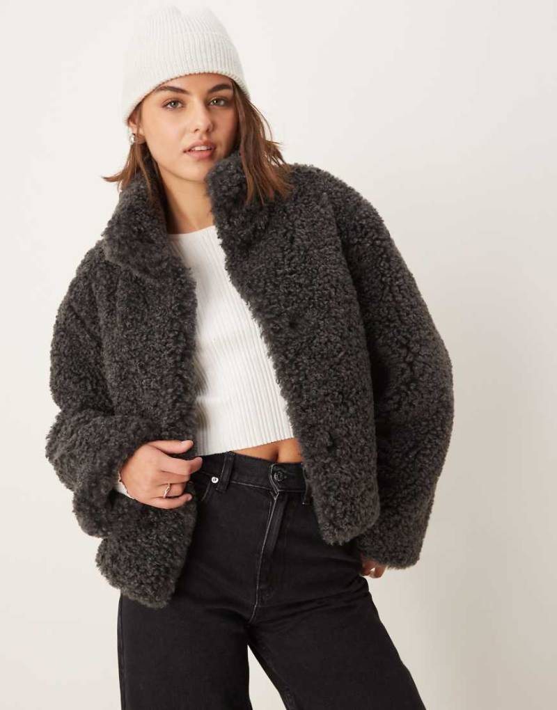 ASOS DESIGN - Kurze Jacke aus lockigem Kunstpelz in Anthrazit-Grau von ASOS DESIGN