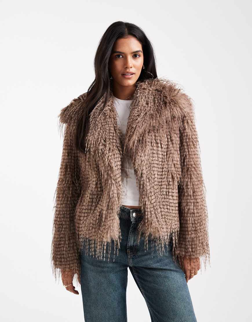 ASOS DESIGN - Kurze Jacke in Taupe aus fedrigem Kunstpelz-Brown ASOS DESIGN - Kurze Jacke in Taupe aus fedrigem Kunstpelz-Brown von ASOS DESIGN