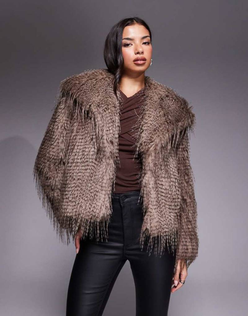 ASOS DESIGN - Kurze Jacke aus Kunstpelz in Taupe-Brown von ASOS DESIGN