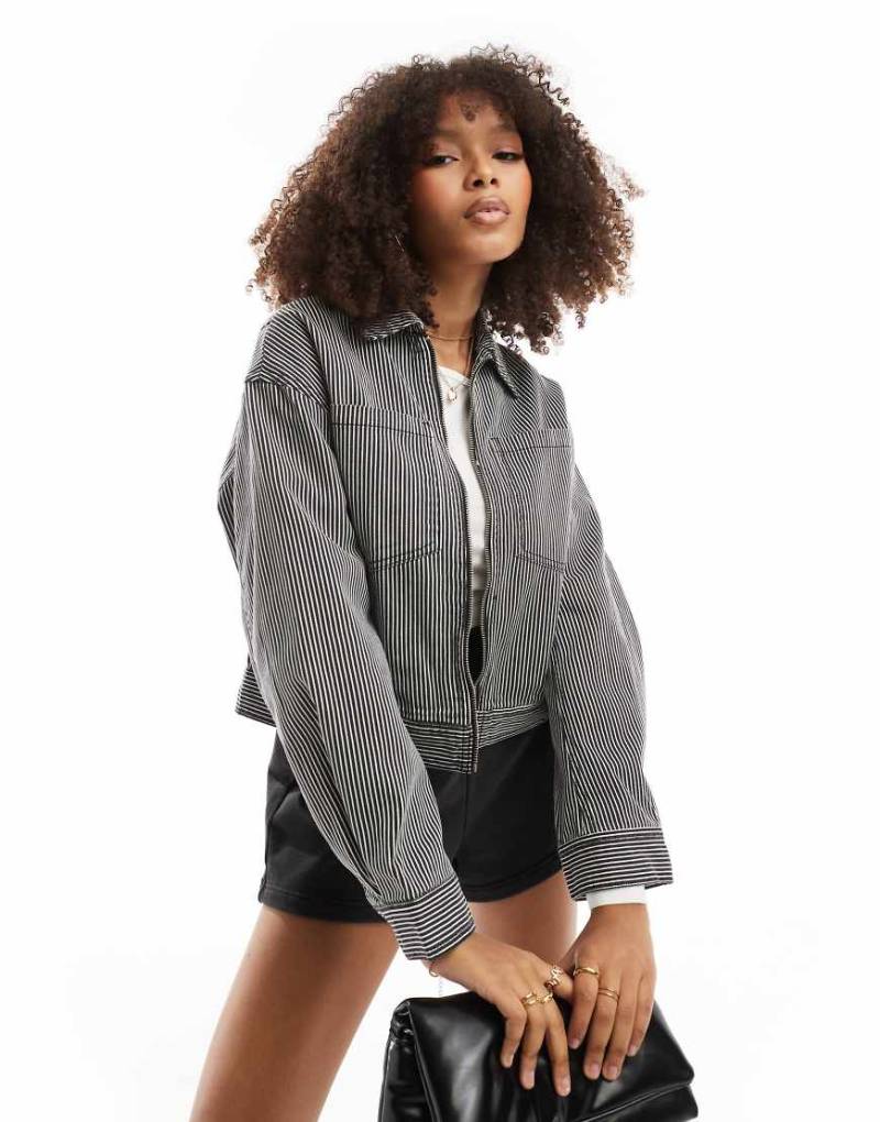 ASOS DESIGN - Kurze Jacke in gestreiftem Anthrazit-Grau von ASOS DESIGN