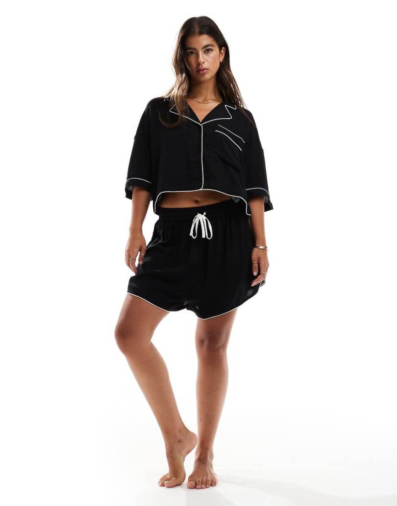 ASOS DESIGN - Superweiche, fließende, knappe Pyjama-Shorts in Schwarz mit farblich abgesetzter Einfassung von ASOS DESIGN