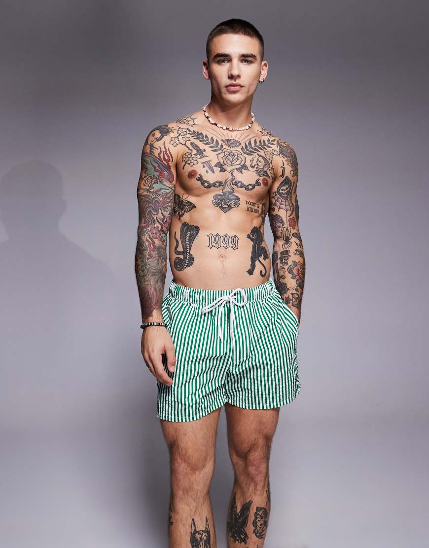 ASOS DESIGN - Kurze Seersucker-Badeshorts in Grün mit Streifen von ASOS DESIGN