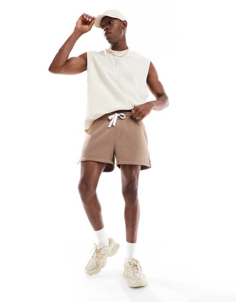 ASOS DESIGN - Kurze Shorts in Braun von ASOS DESIGN