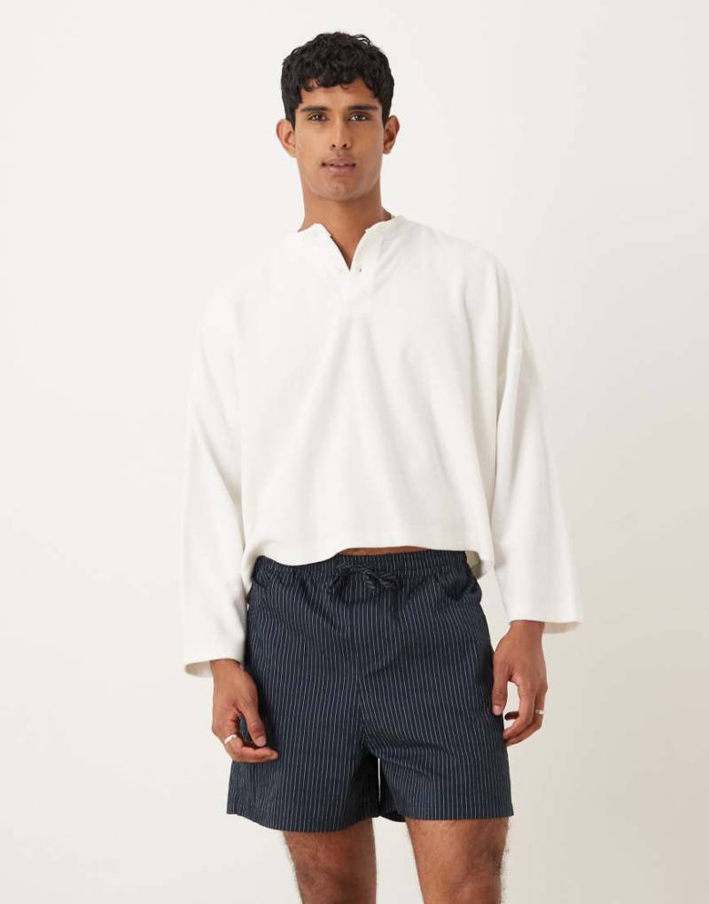 ASOS DESIGN - Kurze Shorts in Marineblau mit Nadelstreifen und elastischem Bund-Bunt von ASOS DESIGN